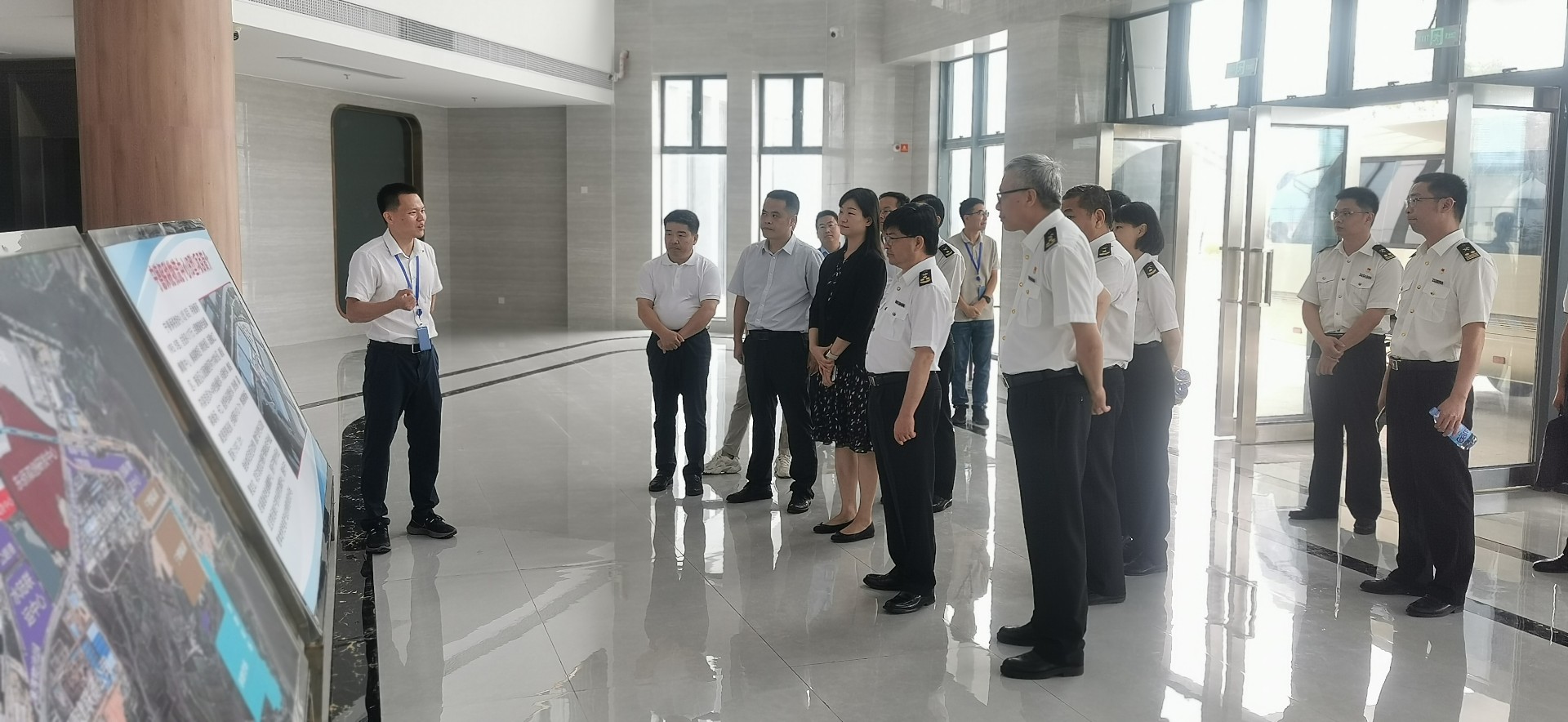 海關(guān)總署自貿(mào)司司長潘城一行蒞臨寧德國際物流中心項目調(diào)研，周桂芳拍攝1.jpg