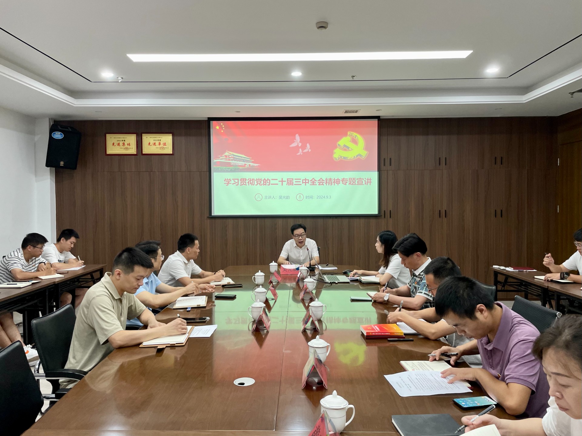 市交投集團領(lǐng)導(dǎo)深入市交投物流集團市交投勘察設(shè)計公司開展聯(lián)系點工作，葉嵐清拍攝1.jpg
